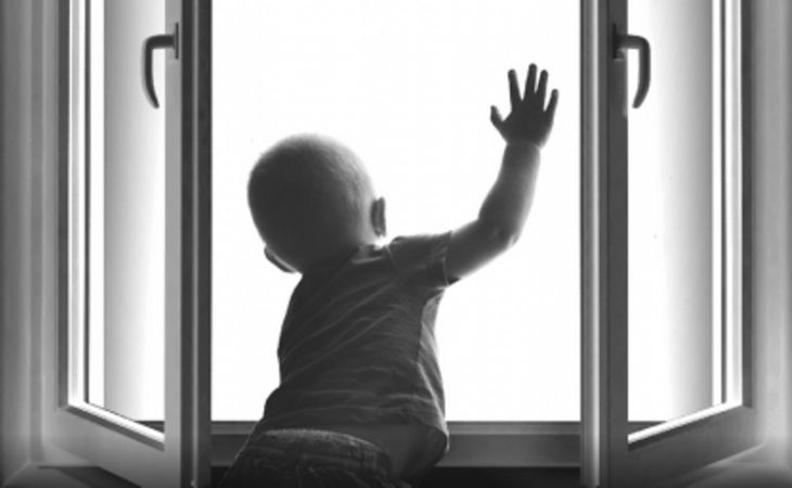 Полуторагодовалый малыш выпал из окна в Бийске