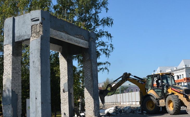В барнаульском парке Центрального района демонтировали ограду