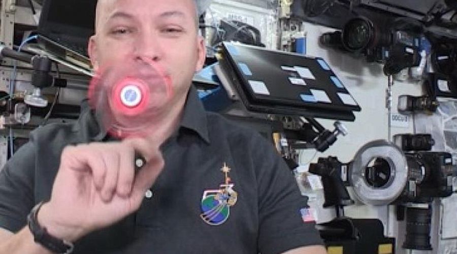 Космонавты NASA раскрутили спиннер в космосе