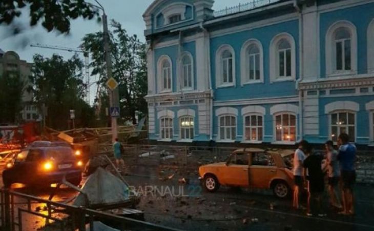 Следствие разберется в гибели крановщика во время шторма в Барнауле (видео падения)