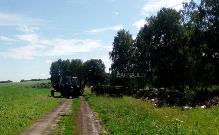 Свалку из венков, гробов и памятников нашли в пригороде Барнаула