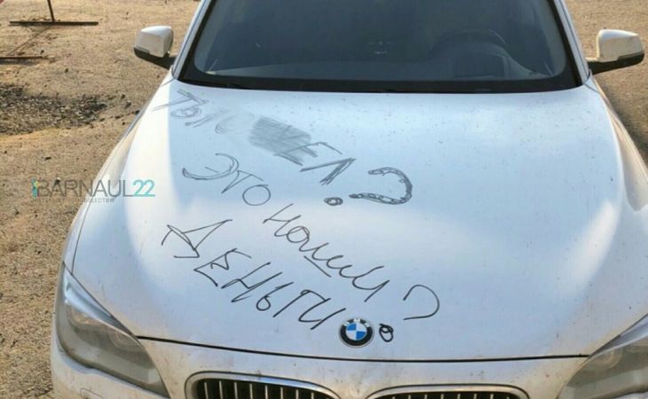 "Ты о**ел?": в Барнауле разрисовали маркером автомобиль BMW