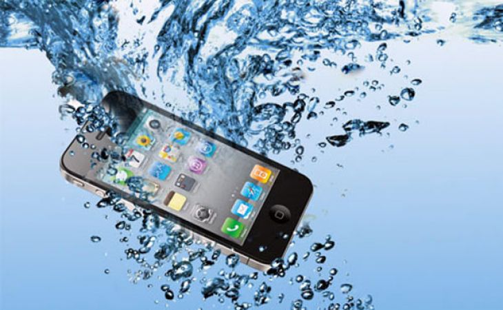 Что делать, если телефон попал в воду?