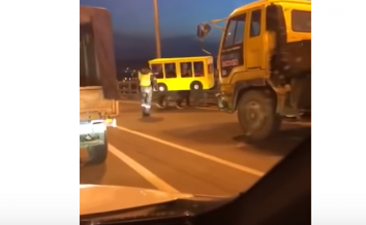 Четверо парней пытались пересечь мост во Владивостоке под видом автобуса