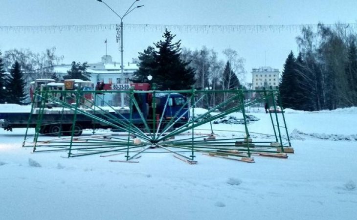 Установка главной новогодней ёлки началась в Барнауле
