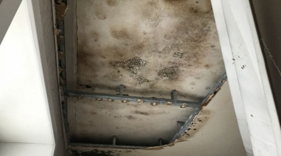 Потолок в не отремонтированном городскими властями доме в Бийске рухнул на двухлетнего ребенка