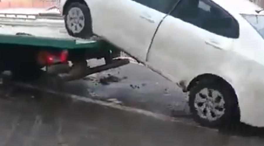 Московский таксист сбежал с эвакуатора на своем авто: видео попало в Сеть