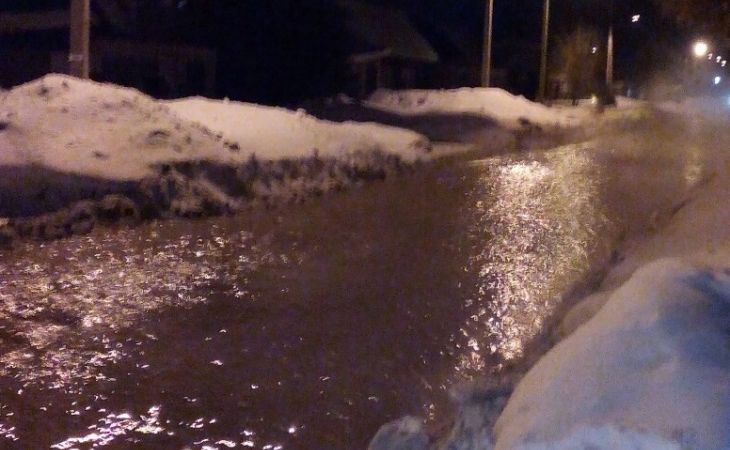 Реки воды по улице: очередная коммунальная авария в Барнауле