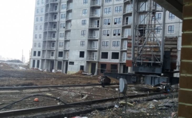 Рабочий погиб на стройке в Барнауле, упав с 7 этажа