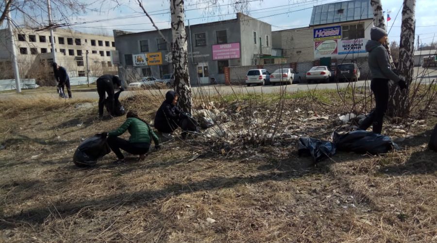 Очистка улиц Барнаула от мусора продолжается: сотни мешков мусора в день