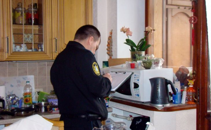 Имущество шести неплательщиков жилищно-коммунальных услуг арестовали в Барнауле