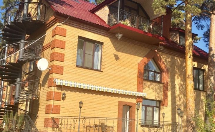 10-комнатный дом с водопадом и фонтаном продают в Барнауле за 80 млн. руб.
