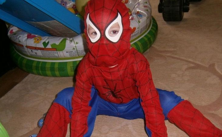 Мальчик в костюме Человека-паука прыгнул с восьмого этажа в Грузии