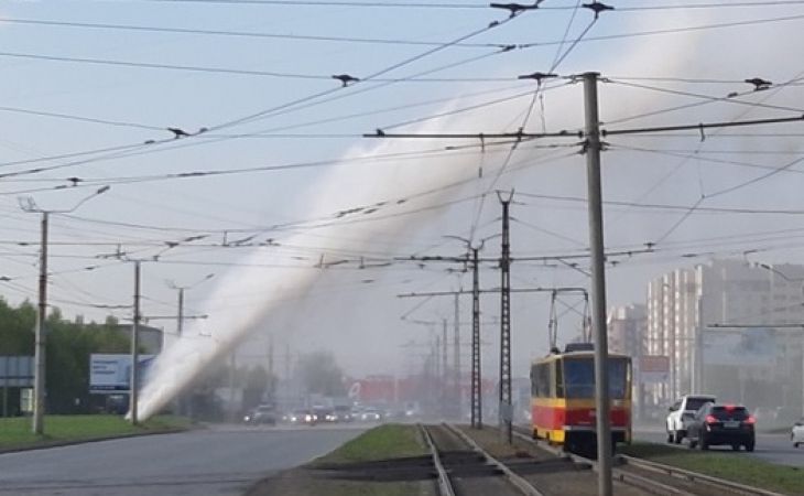 Огромный фонтан бьет из-под земли в Барнауле