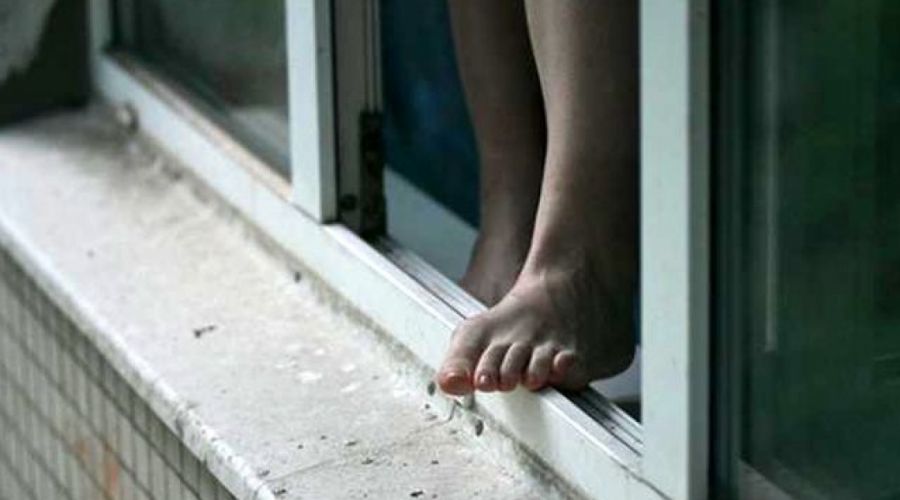 Девушка выпала из окна четвертого этажа в Барнауле