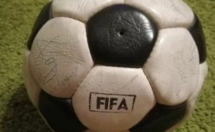 Житель Ярового продает футбольный мяч с автографами за 5 млн рублей