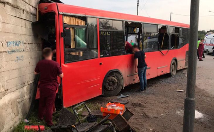 Автобус с пассажирами врезался в здание в Перми - один погибший и пострадавшие