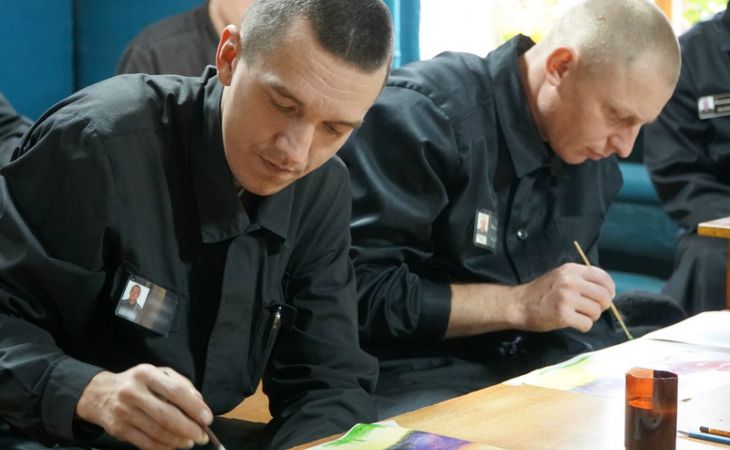 Алтайских заключенных обучили основам живописи
