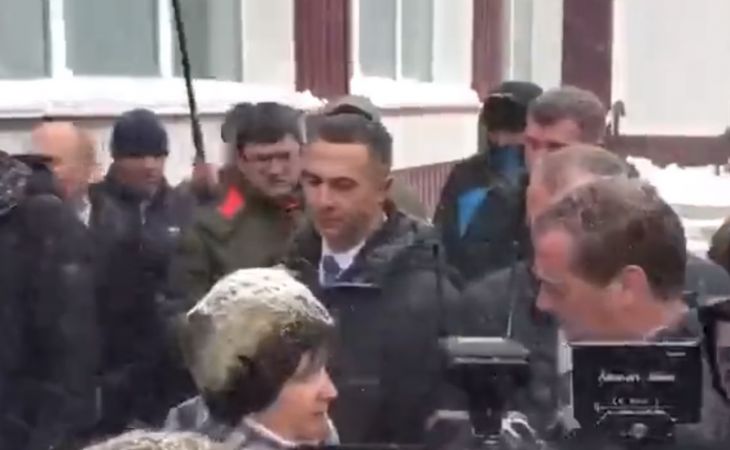 Жительница алтайского села встала на колени перед Медведевым с мольбой провести воду