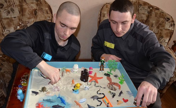 Алтайских заключенных учат успокаиваться с помощью песочной терапии