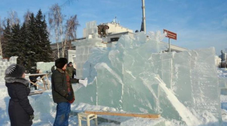 На площади Сахарова демонтируют снежный городок