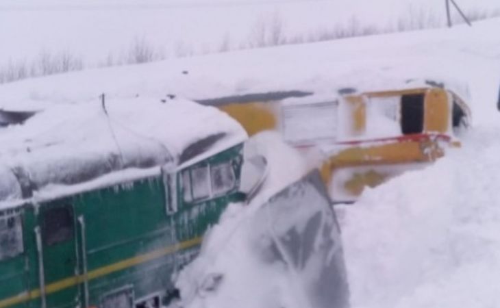 На Алтае снегоуборочный поезд сошел с рельсов