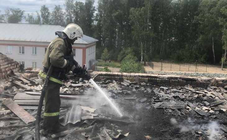 Пожарные спасли 40 жителей Алтайского края из горящего дома