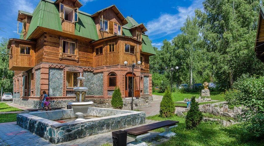 Отравление: задержан директор турбазы на Алтае, где погибла семья