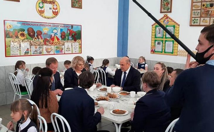 Премьер-министр РФ Михаил Мишустин попробовал еду в школьной столовой Барнаула