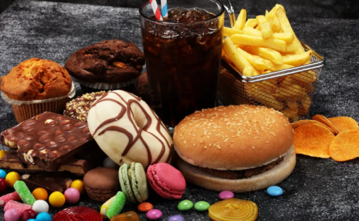 Диетолог: переизбыток сладкого и жирного опасен для здоровья