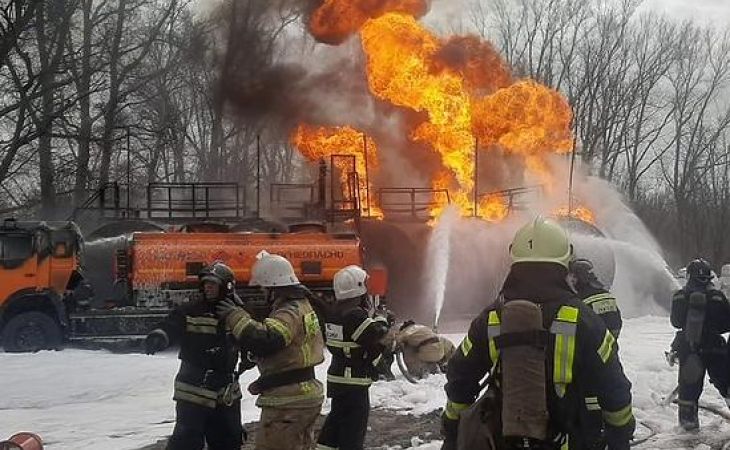 79 человек тушили крупный пожар на одной из барнаульских АЗС