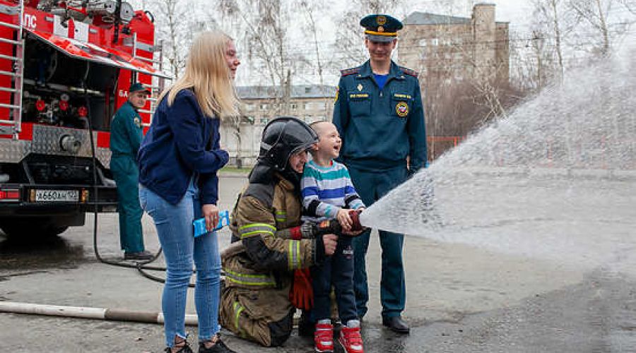 Барнаульские пожарные исполнили мечту ребёнка