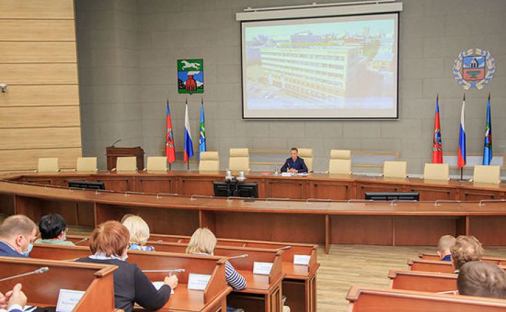Ситуацию с распространением COVID-19 обсудили на оперативном совещании в администрации Барнаула