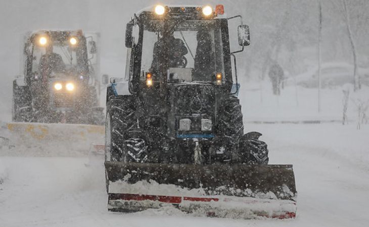 Более 500 специализированных машин убирают снег на дорогах Алтайского края